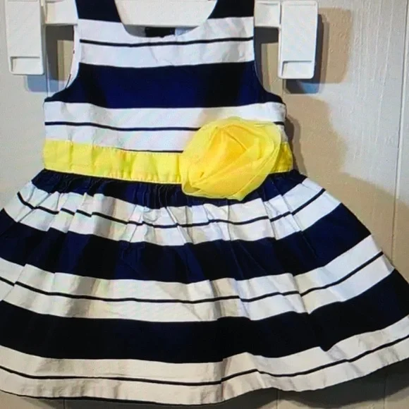 Bow and stylish graphic sleeveless dress - Picture 2 of 4